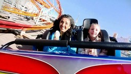 Cäthe mit Siham in der Achterbahn