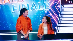 Ava (14) moderiert gemeinsam mit Esther Sedlaczek
