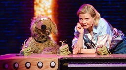 Anette Frier und Wiwaldi sitzen an der Kakerlaken-Orgel