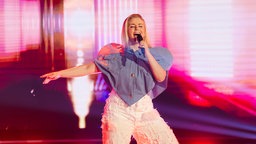 Beatrice Egli singt auf der pinken Bühne