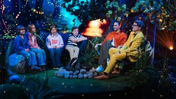 Cecilie, Viktoria, Henriette und Fridolin sitzen mit Ralph und Esther am Lagerfeuer.