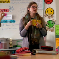 Ein Klassenraum, in dem gerade unterrichtet wird