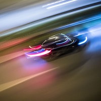 Eine langzeitbelichtete Aufnahme eines rasenden Autos 