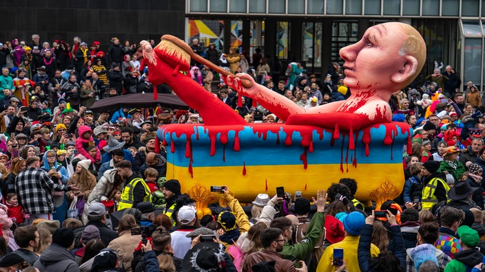In ukrainischem  Blut gefüllter Badewanne sitzender Putin als Mottowagen von Jacques Tilly auf dem Düsseldorfer Rosenmontagszug 2023