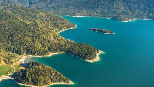 Der Walchensee wird auch "Bayerische Karibik" genannt, weil sein Wasser besonders klar ist und dadurch türkisgrün schimmert. 