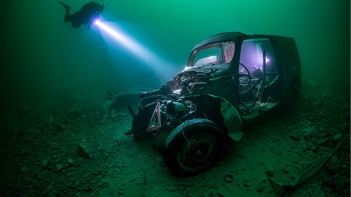 Das Wrack des Ford Buckeltaunus 