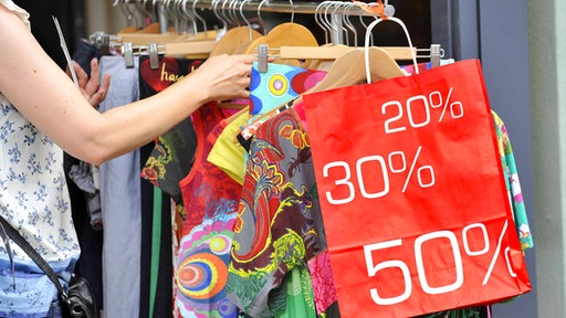 Folgen von Fast Fashion: Wohin mit dem Müll?