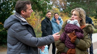 Ellen (Rikke Lylloff) hat das falsche Kind in den Armen (mit Max Hopp).