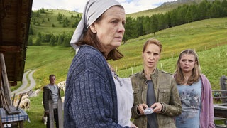 Martina Kronstadt (Ulli Maier, li.) schaut in die Ferne und muss feststellen, wie wenig sie über ihre ermordete Tochter wusste. Im Hintergrund steht die Kommissarin zur und will die Mutter weiter befragen.