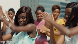  Sophie genannt "Lady" (l, Assa Sylla) und Marieme genannt "Vic" (r, Karidja Touré) tanzen zusammen zu einem Rapsong.