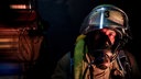 Ein Feuerwehrmann der Berufsfeuerwehr Duisburg trägt eine Atemschutzmaske.