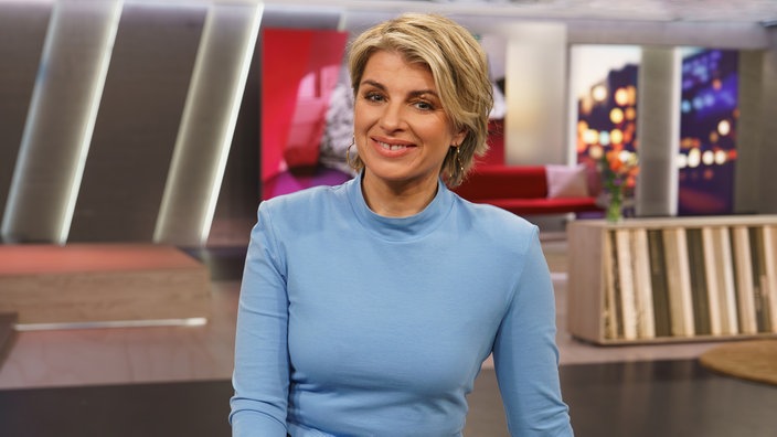 Moderatorin Sabine Heinrich steht während ihrer Moderation im Frau Tv Studio