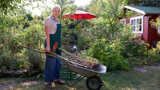 Anne Rixmann mit Schubkarre im Garten