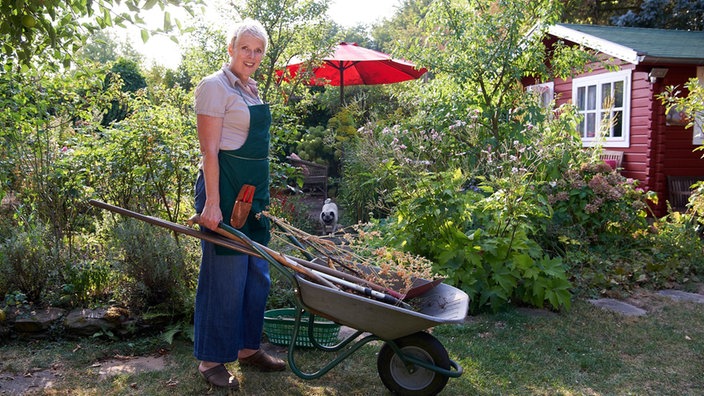 Anne Rixmann mit Schubkarre im Garten