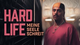 Eine junge schwarze Frau posiert für die Kamera.