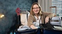 Das Bild zeigt Yvonne Willicks, vor ihr ein offener Koffern. Im Hintergrund ist eine Kleiderstange zu sehen.