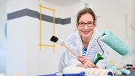 Yvonne Willicks mit Equiptment zum Streichen.