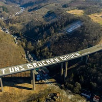 Schriftzug " Lasst uns Brücken bauen" auf der gesperrten Autobahn- Brücke der A45 "Talbrücke Rahmede" der Sauerlandlinie in Oberrahmede.