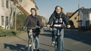 Zwei Frauen auf Fahrrädern