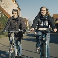 Zwei Frauen auf Fahrrädern