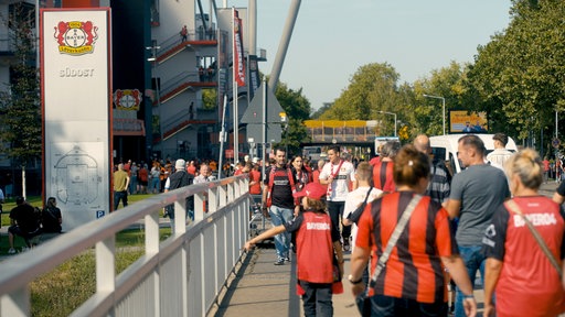 Bayer 04 Fans strömen in die BayArena.
