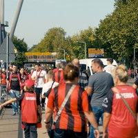 Bayer 04 Fans strömen in die BayArena.