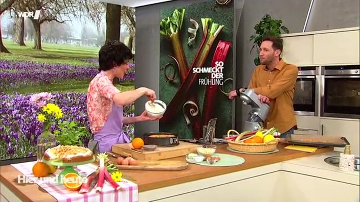 Konditormeisterin Theresa Knipschild macht einen Kuchen aus Biskuit, erfrischendem Rhabarber und knackigem Mandelkrokant.