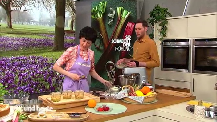 Theresa Knipschild zaubert ein perfektes Frühlingsdessert: Warmen Rhabarber-Crumble mit weißer Schokocreme.
