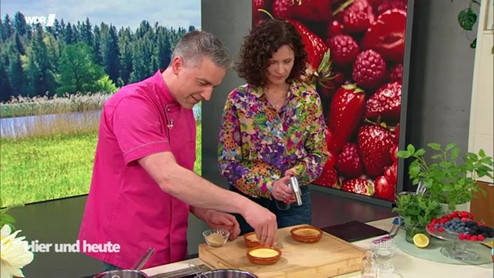 Patissier und Konditormeister Matthias Ludwigs verführt mit einer zarten Crème brûlée, perfekt ergänzt durch ein Früchte-Ragout.