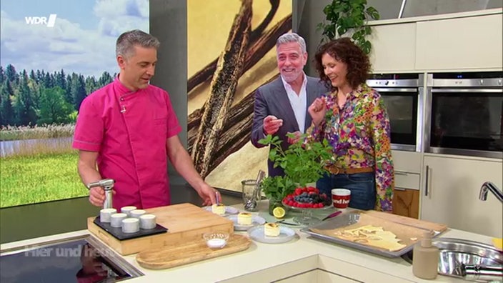Die Crème brûlée Törtchen von Matthias Ludwigs sind ein himmlischer Genuss aus Biskuit, Mousse und einer feinen Vanilleeinlage.