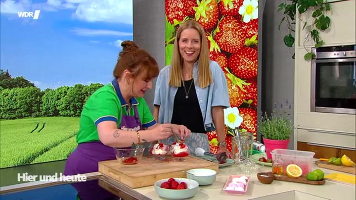 Julia Floß zaubert ein Erdbeergranité mit Schlagsahne, frischen Erdbeeren und Baiser-Crunch.