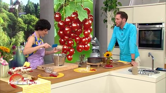Konditormeisterin Theresa Knipschild backt einen saftigen Sommerkuchen.