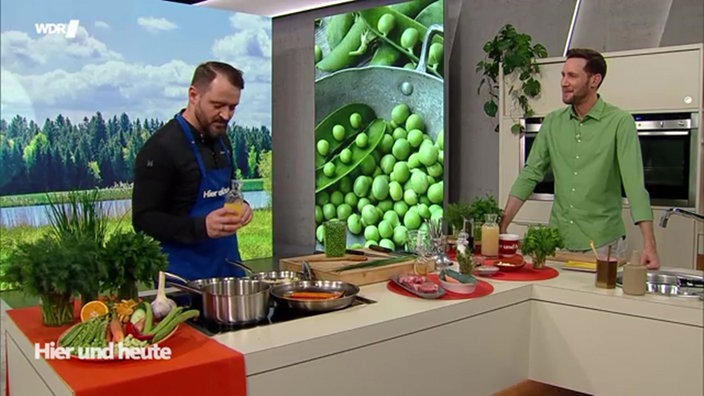 Erbsenpüree und glasierte Karotten mit Schweinenackensteak