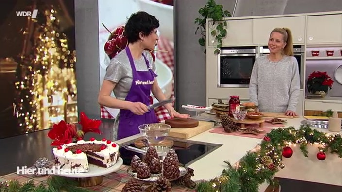 Konditor-Meisterin Theresa Knipschild steht mit Moderatorin Miram Lange hinter der Küchenzeile im Hier und Heute Studio