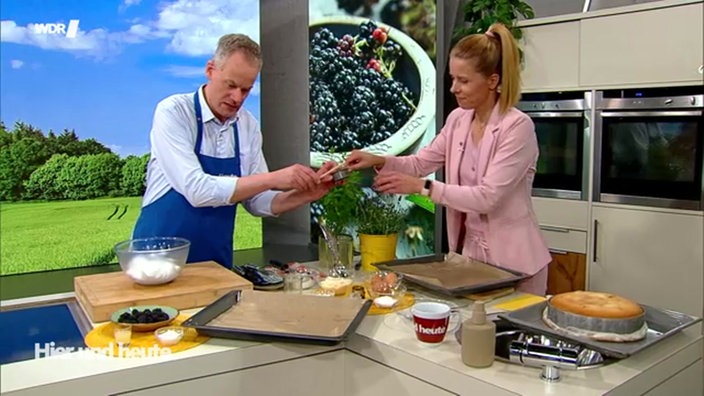Moderatorin Miriam Lange steht mit Marcel Seeger an der Küchenzeile im Hier und Heute Studio