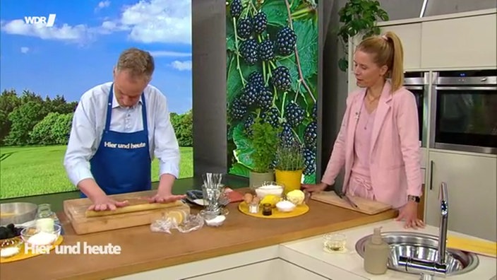 Moderatorin Miriam Lange steht mit Marcel Seeger an der Küchenzeile im Hier und Heute Studio