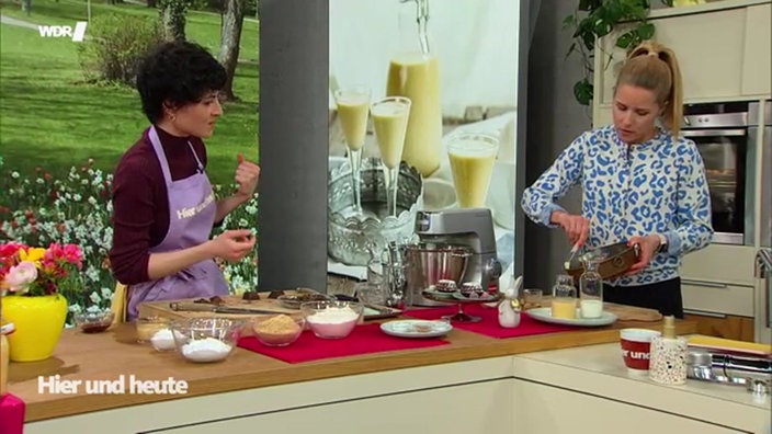 Theresa Knipschild und Moderatorin Miriam Lange stehen hinter der Küchenzeile im Hier und Heute Studio
