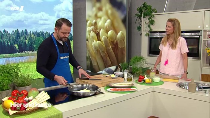 Alexander Wulf steht mit Moderatorin Miriam Lange an der Küchenzeile im Hier und Heute Stduio während sie kochen