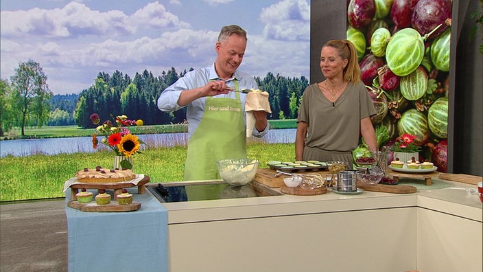  Marcel Seeger und Miriam Lange bereiten Stachelbeermuffins zu
