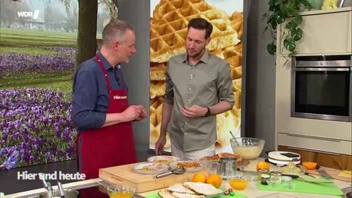 Sven Kroll und Marcel Seeger servieren Buttermilchwaffeln mit Orangensoße