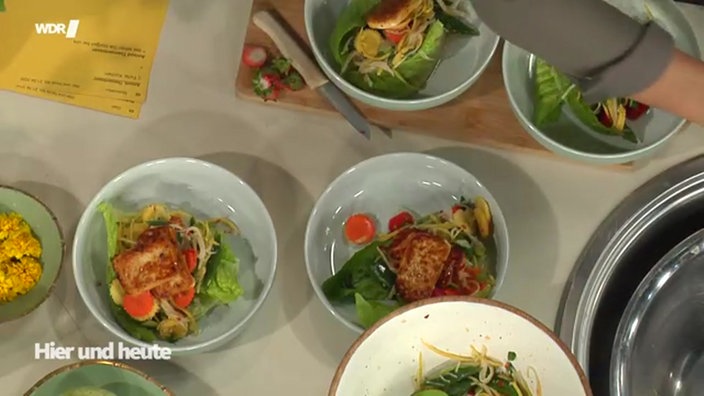Frühlings-Bowl mit Kohlrabi, Möhren, Tofu und Limetten-Dressing