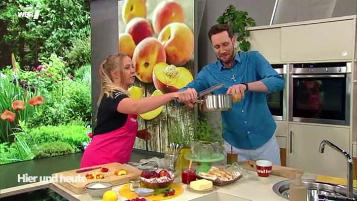 Aufnahme von Konditormeisterin Emily Gordon und Moderator Sven Kroll beim Kochen.