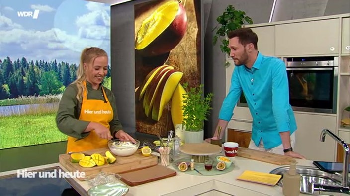 Aufnahme von Emily Gorden und Sven Kroll in der Küche beim Kochen.
