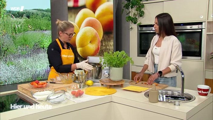 Aufnahme von Cornelia Baumgart und Jennifer Jeromin beim Kochen.