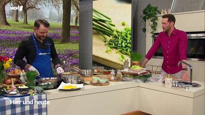 Aufnahme von Sternekoch Alexander Wulf und Sven Kroll beim kochen.