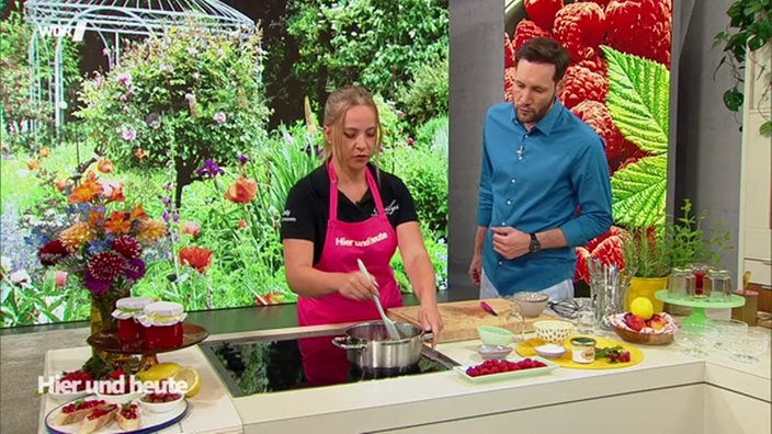 Aufnahme von Konditormeisterin Emily Gordon und Moderator Sven Kroll beim Kochen.