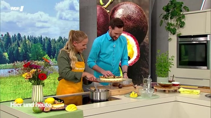 Aufnahme von Emily Gorden und Sven Kroll beim Kuchenschneiden.