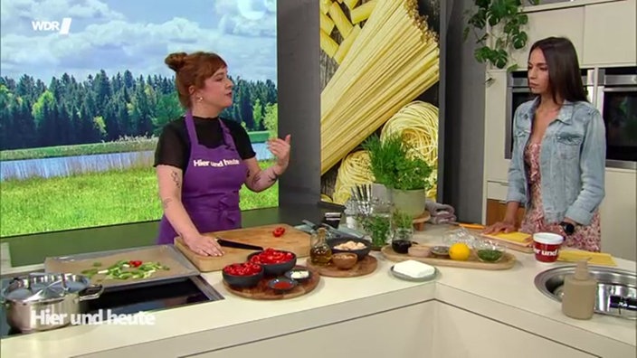 Nudelsalat mit gerösteter Paprika und Rosmarin-Knoblauch-Vinaigrette