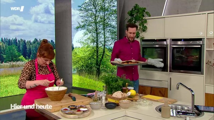 Mit Hackfleisch gefüllte, knusprige Pita-Brote mit Kichererbsen-Tsatsiki-Salat