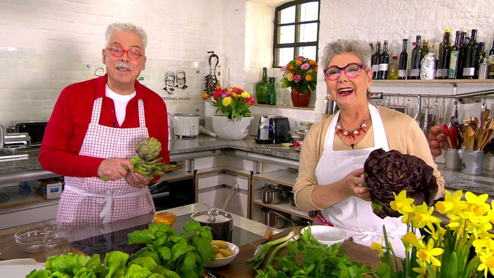 Martina und Moritz bereiten Artischocke und Salat zu